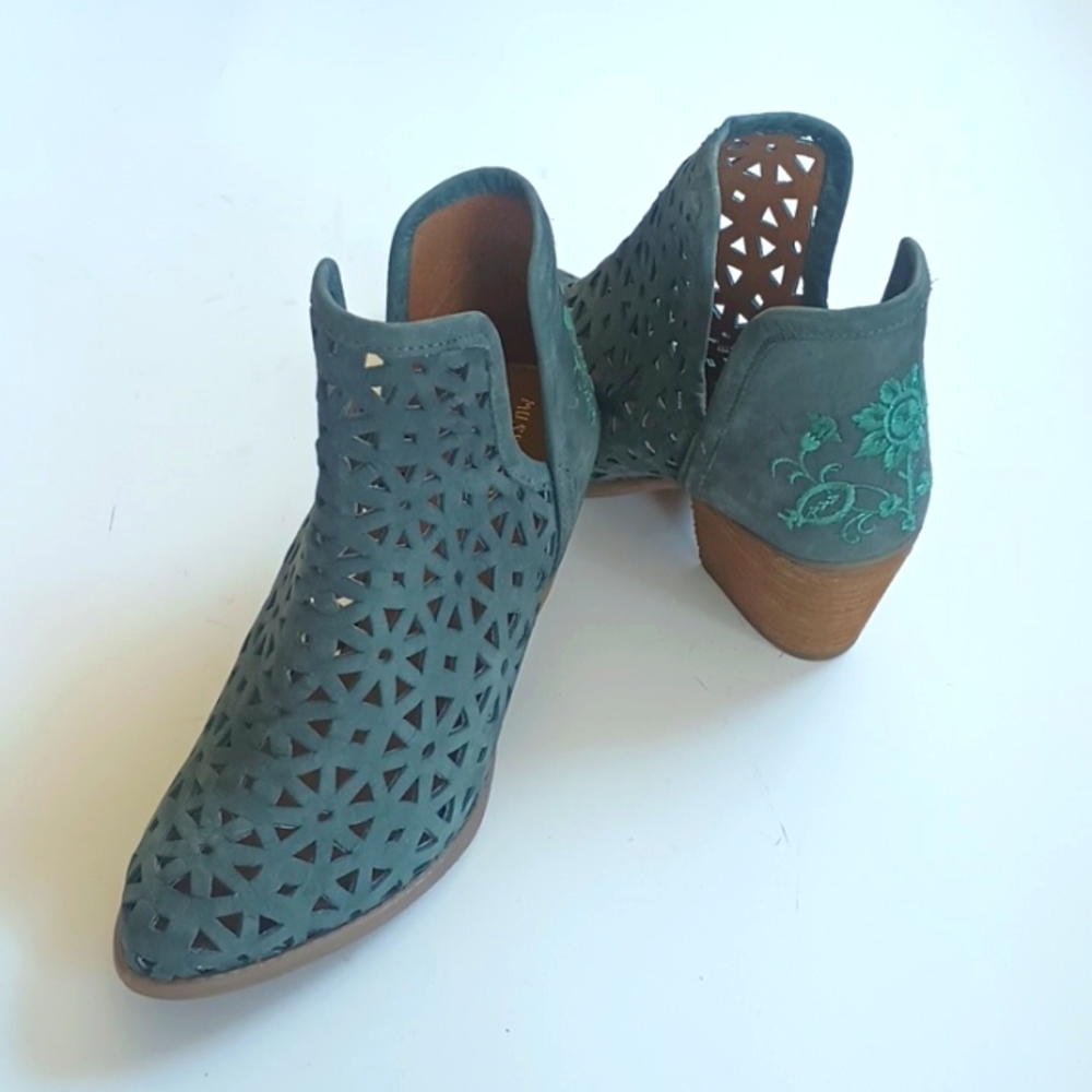 Musse & Cloud Green Ankle Boots with Cutout Design